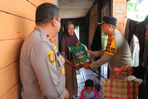 Kapolres Rohil AKBP Isa Imam Syahroni SIK MH Saat Memberikan Bantuan Tali Asih Bagi Warga Yang Kurang Mampu